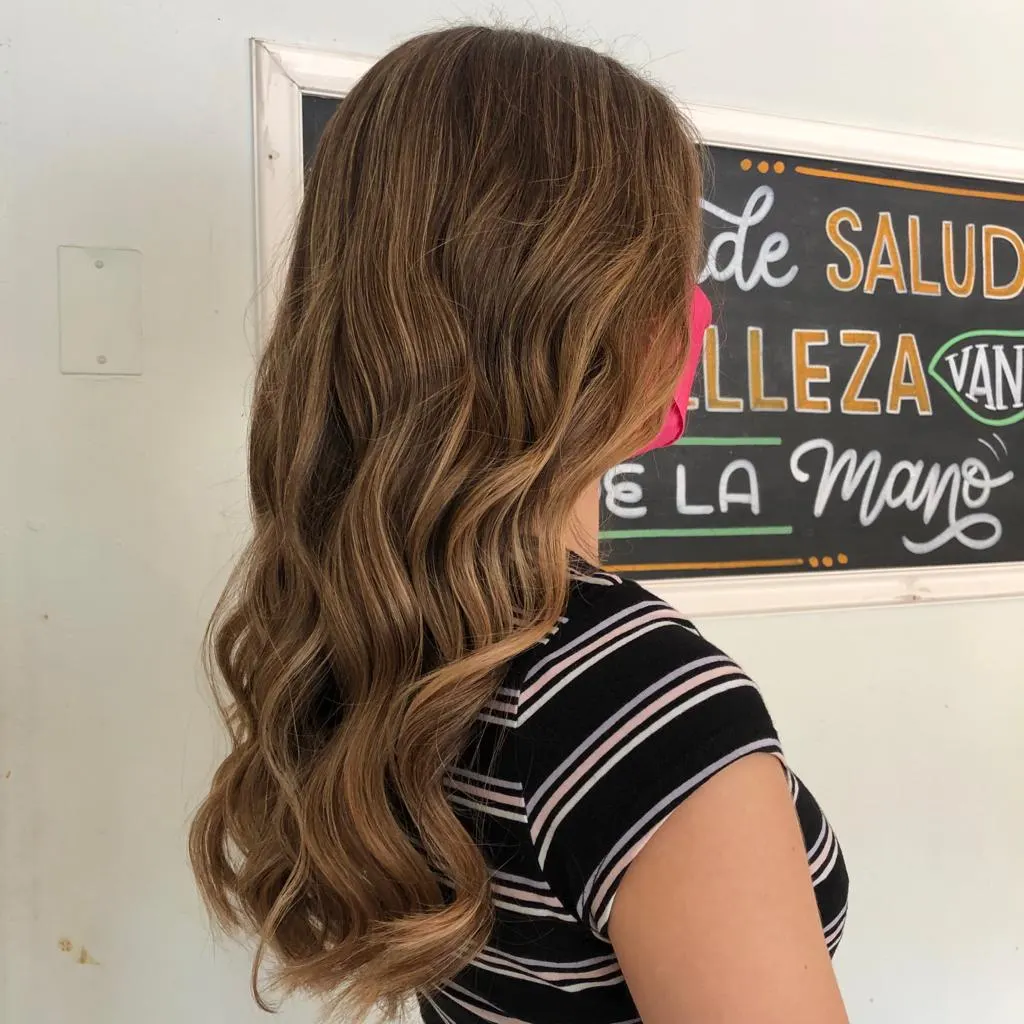 Balayage miel, de perfil, trabajo de Gaby Villablanca